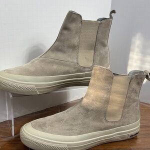 Women’s SeaVees shipyard cobblestone boot. Off-white suede. Size 9.